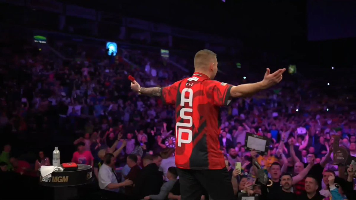 WHAT AN ATMOSPHERE! 😍 Nathan Aspinall has the crowd eating out the palm of his hand here in Belfast, as 'Mr Brightside' rings around The SSE Arena! 📺 #PLDarts