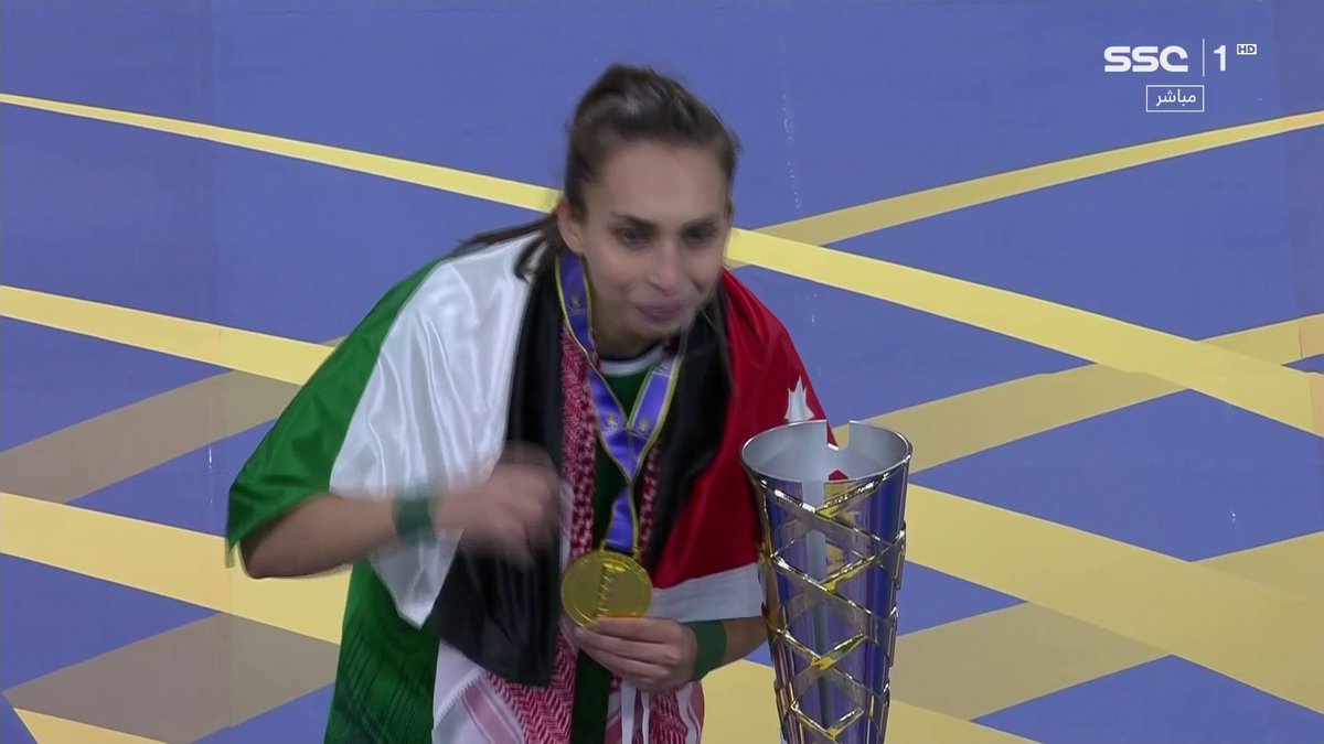شيل شيل شيل 😆🏆💚 الأفراح أثناء التتويج التاريخي بالكأس🤩 #الأهلي_الشباب #كأس_الاتحاد_السعودي_للسيدات