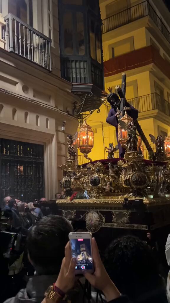 No olviden nunca que el Gran Poder cuando pasa no pasa, siempre se queda! #SemanaSantaSevilla24 #ssantasevilla24 #SSanta2024