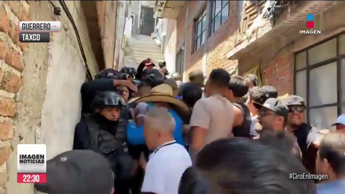 Ciudadanos de #Taxco, #Guerrero hicieron justicia por mano propia, por el secuestro y asesinato de la niña #Camila, de 8 años. Una multitud entró a la casa de los presuntos secuestradores y los lincharon. Aseguran que fue porque las autoridades no los detenían: