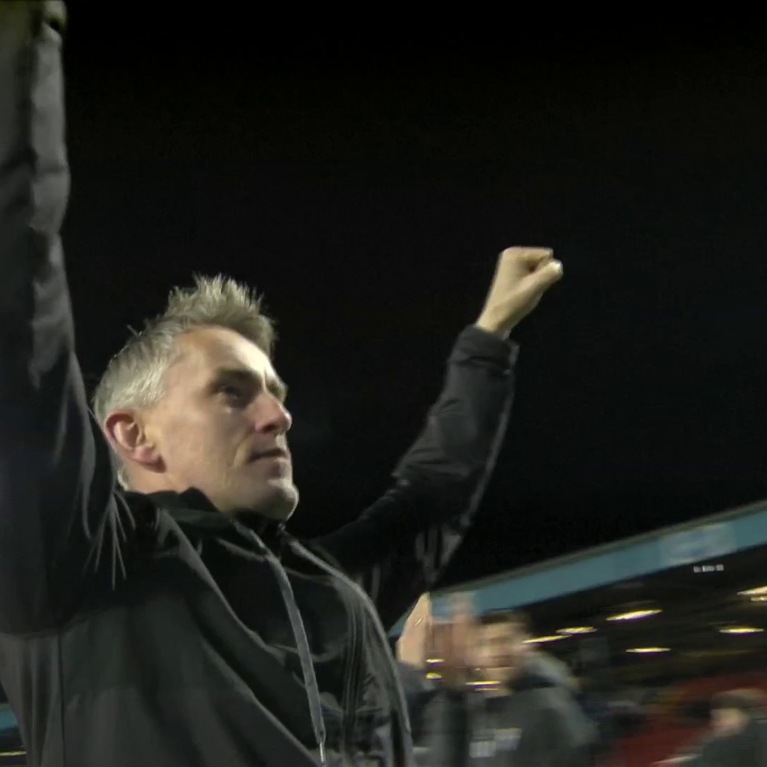 Just listen to that roar from the the travelling Ipswich fans 🔊 Kieran McKenna is loving it! 🙌