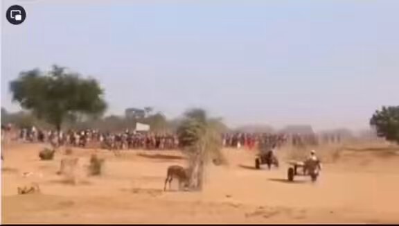 يا عالم 📣📣#الجزيرة_تستباح 💔💔 #شرفت_الحلاوين ⚠️⚠️⚠️⚠️ الفيديو دا لا من فيلم و لا من مسلسل ديني قديم… الفيديو أدناه لأهالي قرية #شرفت_الحلاوين بولاية الجزيرة عقب استباحة تتار العصر الحديث، مليشيا الدعم السريع الارهابية للقرية.. ♦️ الرسالة دي ل #سياسيين_الغبرة، المنبطحين للمليشيا و البيتغاضوا عمداً عن االمؤامرة التي تحاك ضد الشعب السوداني و السودان من أجل تفكيكه و تقسيمه و تغييره ديموغرافياً من أجل استغلال خيراته..! ♦️ و الرسالة دي للجيوش الجرارة الكل يوم بنزل عنها فيديوهات و انها في طريقها للجزيرة و لتحرير مدني و كأنه الجزيرة دي في كوكب تاني..!! ♦️ أما الرسالة دي فهي ل #البرهان الماسك #إبرة_كروشيه ليوم الليلة و شغال بيها تطريز في لوحة في خياله لتحرير الجزيرة الكل يوم بتنتهك و بتغتصب و بيشرد أهلها على مرأى و مسمع الجميع و انت و لاااا هنا… يا سعادتك، مواطن الجزيرة أداك من الزمن بما فيه الكفاية فيا سعادتك: ⚠️ يا اما #فك_اللجام أو ⚠️ أو اتنحى و افسح المجال لغيرك انتهى 🤚🏽 #يا_برهان_فك_اللجام #ولاية_الجزيرة_تنزف #ولاية_الجزيرة_تستباح #انقذوا_ولاية_الجزيرة #ولاية_الجزيرة_داخل_السودان #نتائج_تحقيق_تسليم_ولاية_الجزيرة UNICEF Sudan - اليونيسف في السودان UNICEF UNICEFinArabic UN OCHA Sudan UN Humanitarian KeepEyesOnSudan