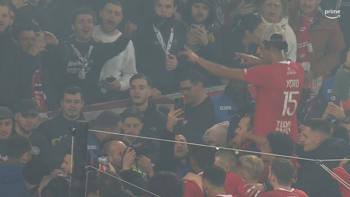 Leny Yoro et les supporters du LOSC fêtent la victoire dans le derby ! 🥳👶❤️ 🎥 Prime Video Sport France