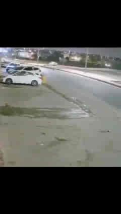 في تصرف بطولي وفريد .. شاهد .. مواطن في محافظة الخرج يمنع قائد مركبة من دهس طفل . (العربية)