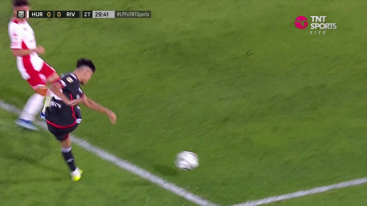 *Me va a ver jugar al futbol la piba que me gusta* Yo todo estupido: