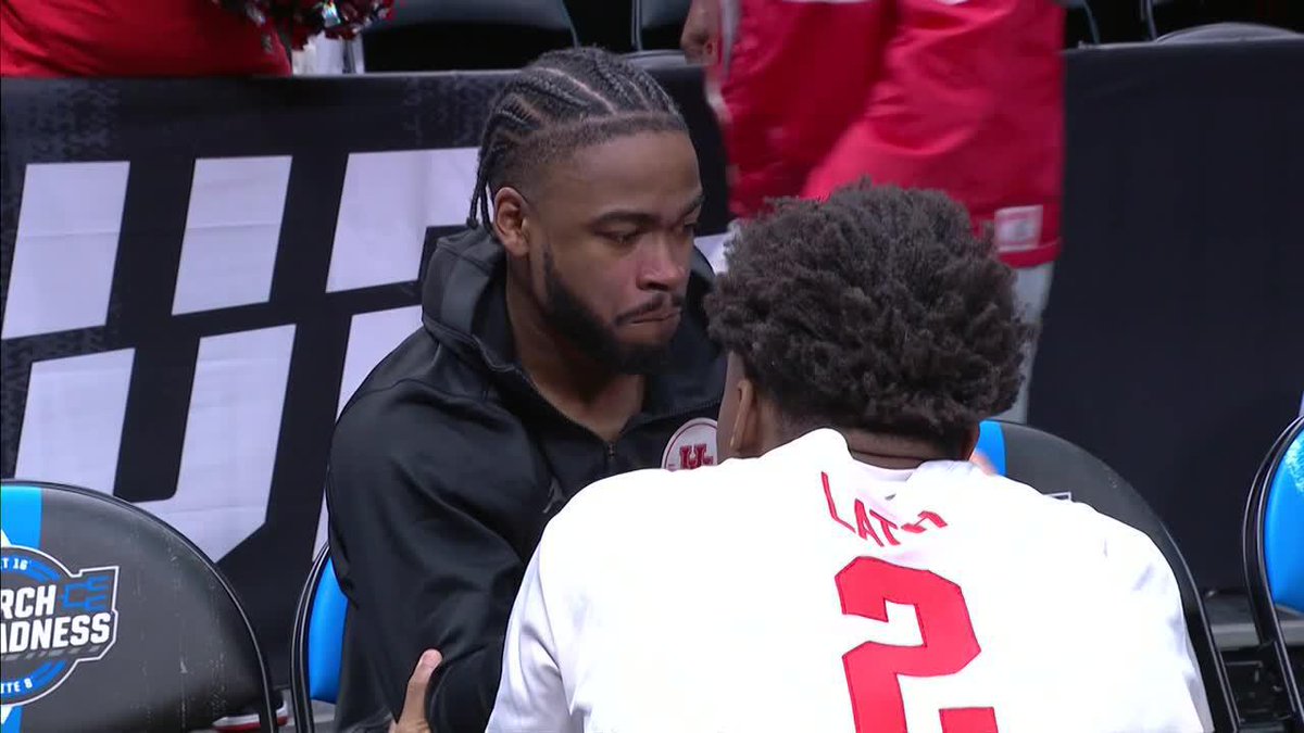Duke players showed love to Jamal Shead after the Sweet 16 battle 👏 All class. #MarchMadness Duke Men’s Basketball