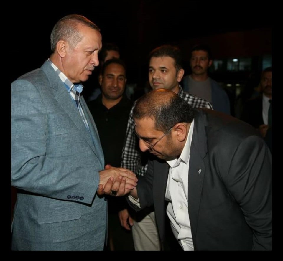 Riha Belediyesi’ne dair ‘bankamatik memuru’ itirafı Kendisini Süleyman Soylu’nun amcasının oğlu olarak tanıtan Hacı Soylu, katıldığı bir görüntülü arama görüşmesinde Riha Büyükşehir Belediyesi’nde işe aldırdığı KADER Derneği Başkanı Yavuz Kara’nın işe gitmeden bankamatikten para aldığını itiraf etti