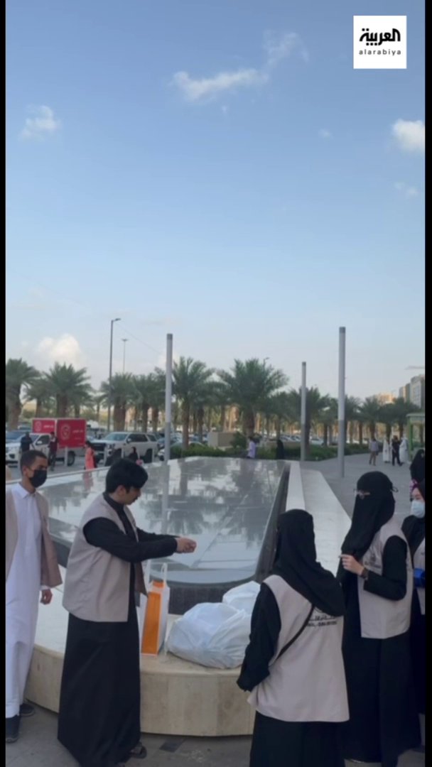 طلاب وطالبات من #جامعه_أم_القرى ينفذون مبادرة تطوعية لإفطار الصائمين في #مكة_المكرمة عبر: بندر عطيف
