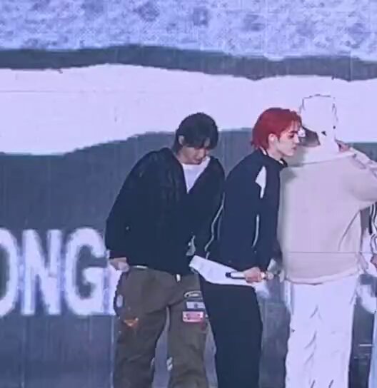coups clung his arm to jeonghan’s arm during photo time 🥺