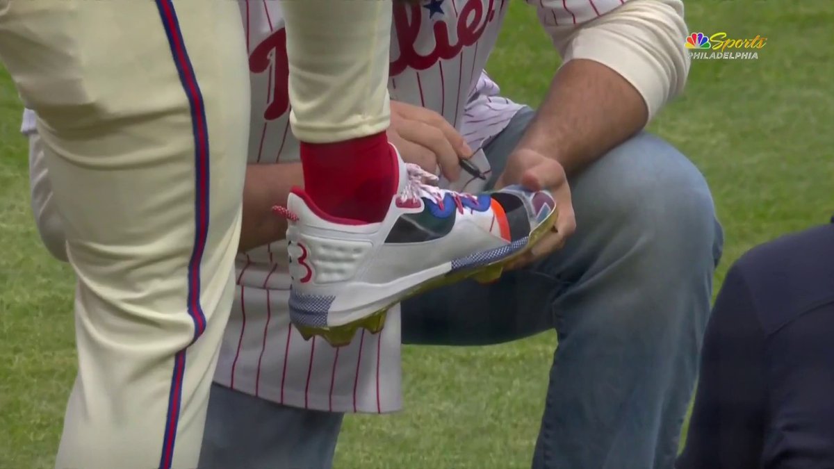 Jason Kelce signs Bryce Harper’s cleats. Two all-time Philadelphia legends. 🤝