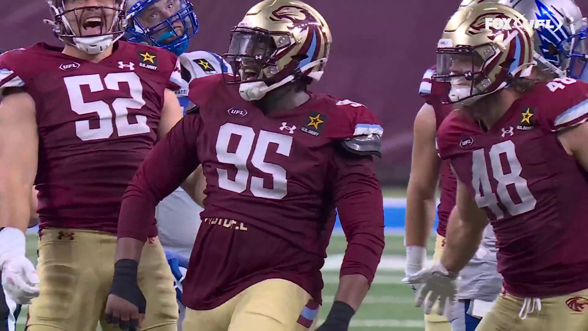 WHAT A PLAY! 🔥 @wisejayhawk with the SACK and CELLY!