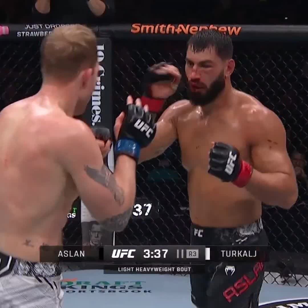 🇹🇷 İbo Aslan'ın UFC'deki ilk maçında rakibi Anton Turkalj'i nakavt ettiği an.