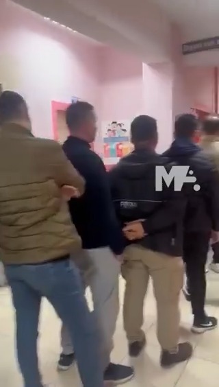 AKP'NİN 'TAŞIMALI' ASKER VE POLİS SEÇMENLERİ BÖYLE GÖRÜNTÜLENDİ! Mêrdîn'in Kerboran (Dargeçit) ilçesinde taşımalı asker ve polisler de oy kullanmaya toplu olarak getirildi. Dargeçit Anadolu Lisesi ve Dargeçit Ortaokulu'ndaki asker ve polisler görüntülere de yansıdı