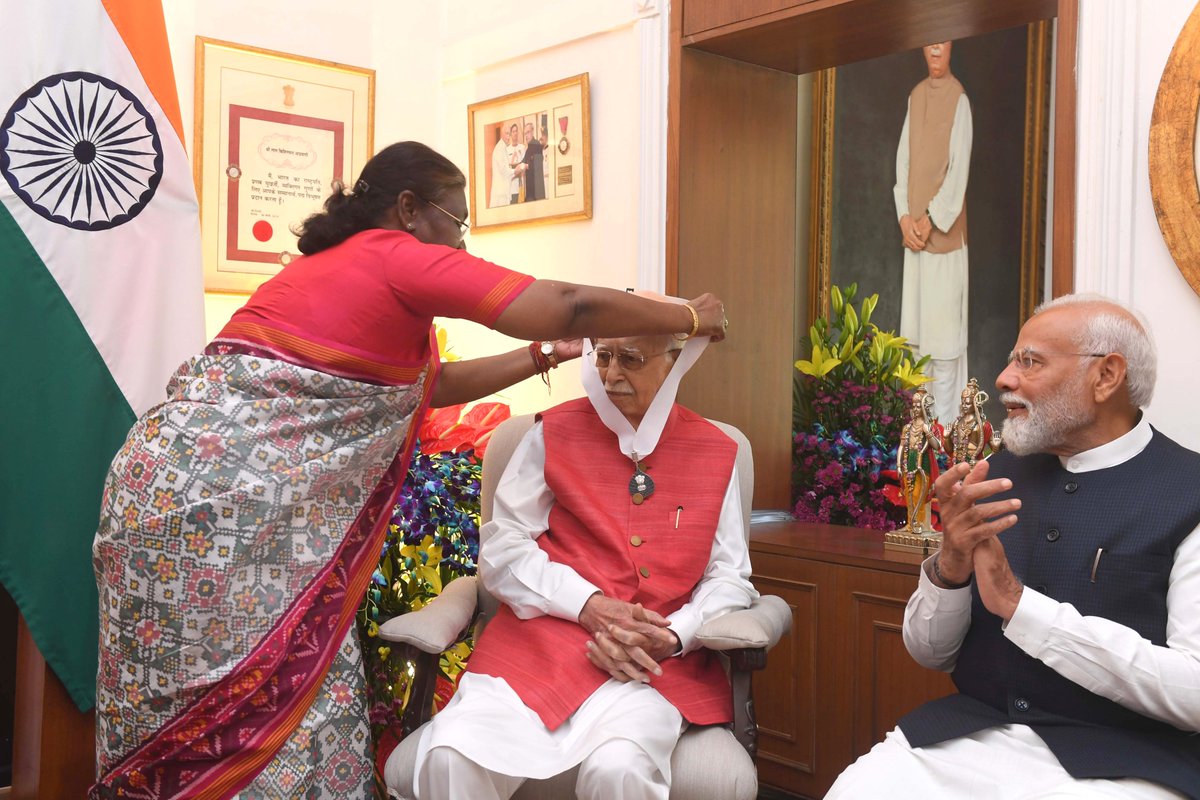 देश के पूर्व उप प्रधानमंत्री और भाजपा के वरिष्ठतम नेता आदरणीय लालकृष्ण आडवाणी जी को राष्ट्रपति श्रीमती द्रौपदी मुर्मू ने उनके घर जाकर भारत के सर्वोच्च नागरिक सम्मान भारत रत्न से सम्मानित किया। इस मौके पर प्रधानमंत्री श्री नरेन्द्र मोदी, उपराष्ट्रपति श्री जगदीप धनखड़ और पूर्व उपराष्ट्रपति श्री एम. वेंकैया नायडू भी उपस्थित थे।