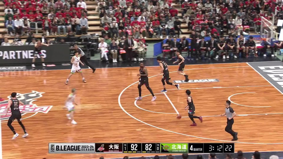 GAME END 大阪エヴェッサ 98 レバンガ北海道 90 大阪【Q】北海道 25【1Q】25 21【2Q】22 25【3Q】23 27【4Q】20 残り1分40秒で2点差まで迫る猛追を見せるが、最後は勝機を掴めず悔しい敗戦。 今節も全緑応援をありがとうございました。 バスケットLIVE📡