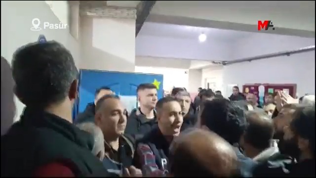 Burası Diyarbakır'ın Kulp ilçesi... Sivil kıyafetli asker ve polisler, minibüslerle oy kullanacakları okullara taşındı. Oy kullanmak için sandık başına gelen yurttaşlar, söz konusu duruma tepki gösterdi Mezopotamya Ajansı