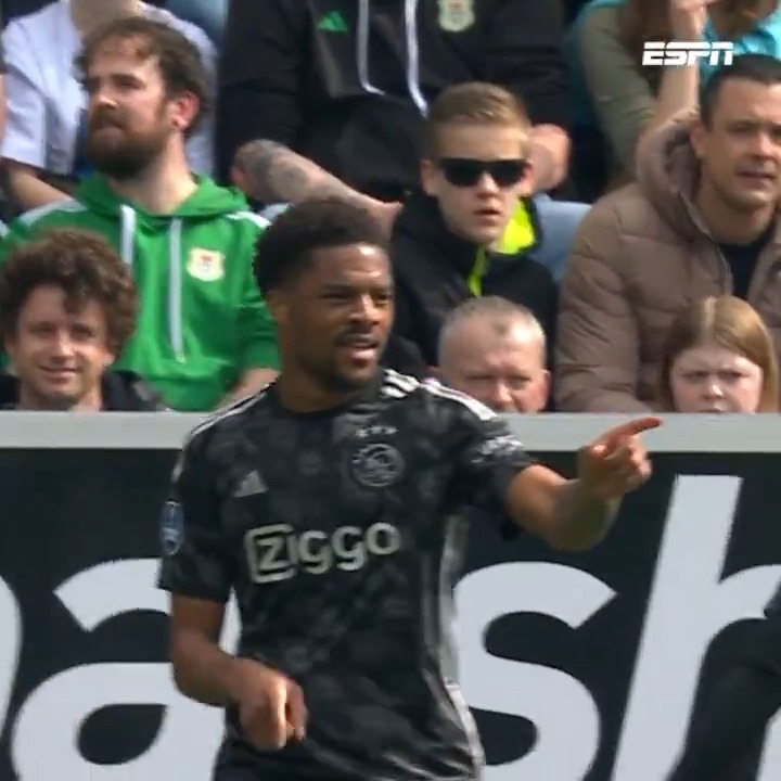Chuba Akpom doet ook een duit in het zakje. Het staat al 0-2 voor Ajax! #pecaja