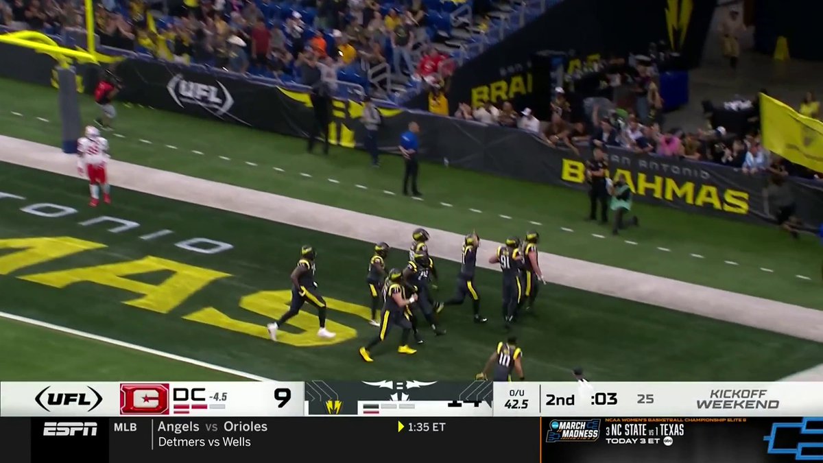 Punters are throwing 40 yard touchdowns to centers in the UFL