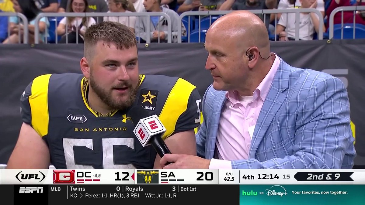 "I love it for fat guys." 😂 Cole Cubelic chatted with Alex Mollette about his big touchdown 🎤🏈