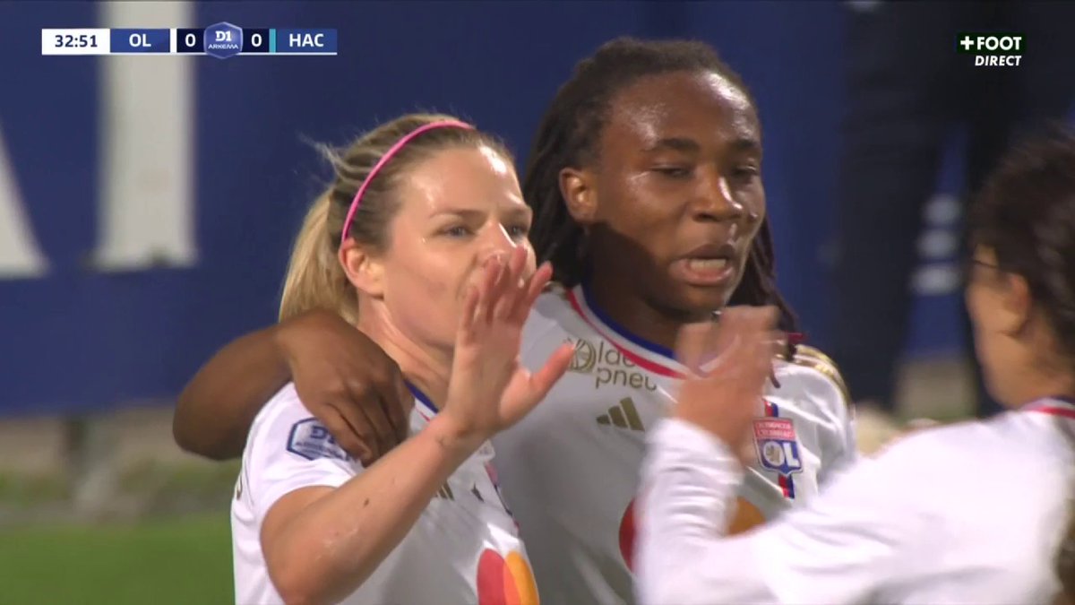 L'OL ouvre le score face au Havre grâce à Eugénie Le Sommer ! Seul problème : le ballon n'a pas franchi la ligne 😶 #OLHAC | #D1Arkema