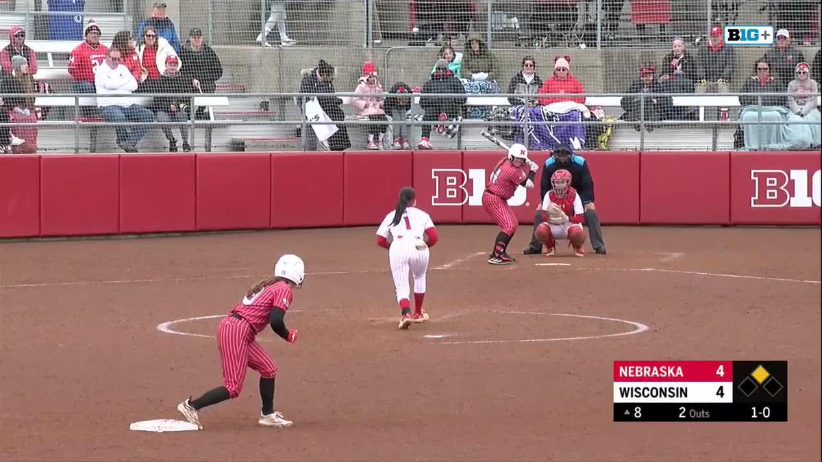 Mid 8th | GAME SAVING PLAY 😲 She's doing everything out there! Peyton makes a great catch to keep the game tied, and she's also batting second this next inning 👀 NEB 4 | WIS 4 #SCTop10