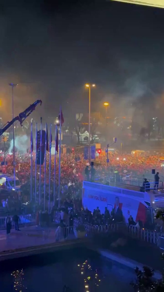 Şu güzelliğe bakar mısınız? Saraçhane ve İmamoğlu sevgisi… Elden ele RT edin saraya kadar gitsin bu güzellik görmeyen kalmasın dostlar! 🇹🇷❤️🧿 #cokusdonemi