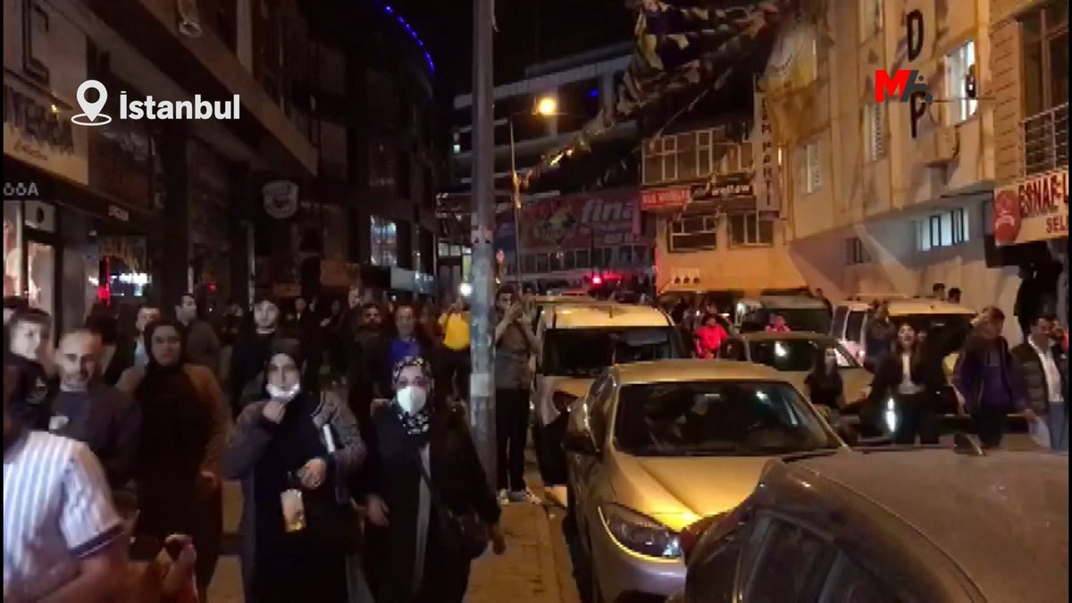 Esenyurt'ta seçim zaferi 'Selo'ya Özgürlük' sloganlarıyla kutlandı.