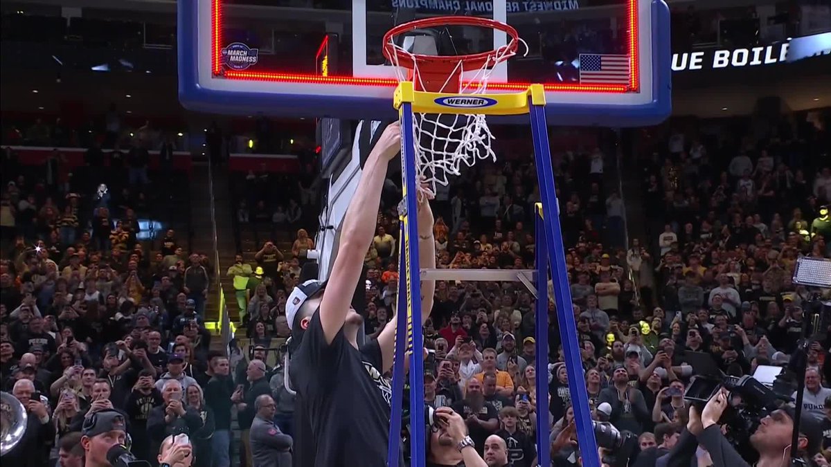 Zach Edey doesn't need a ladder to cut the net down 😂
