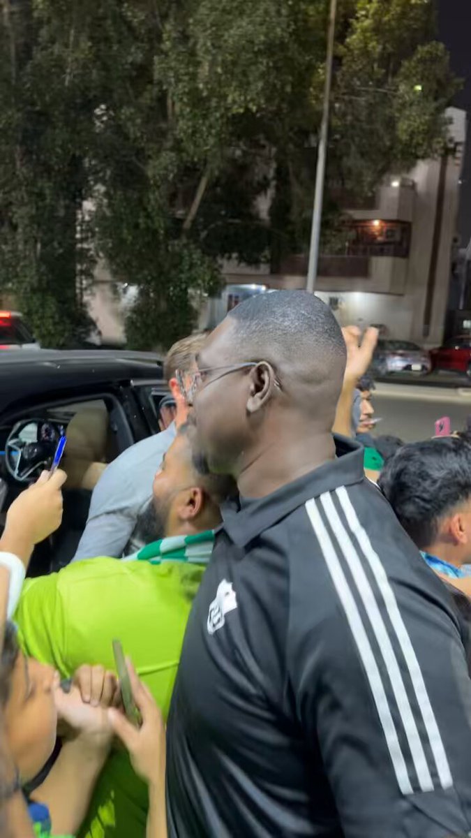 🎥 المدرب ماتياس يخرج للجماهير الأهلاويه الحاضرة في النادي 💚🤍 ..#الأهلي