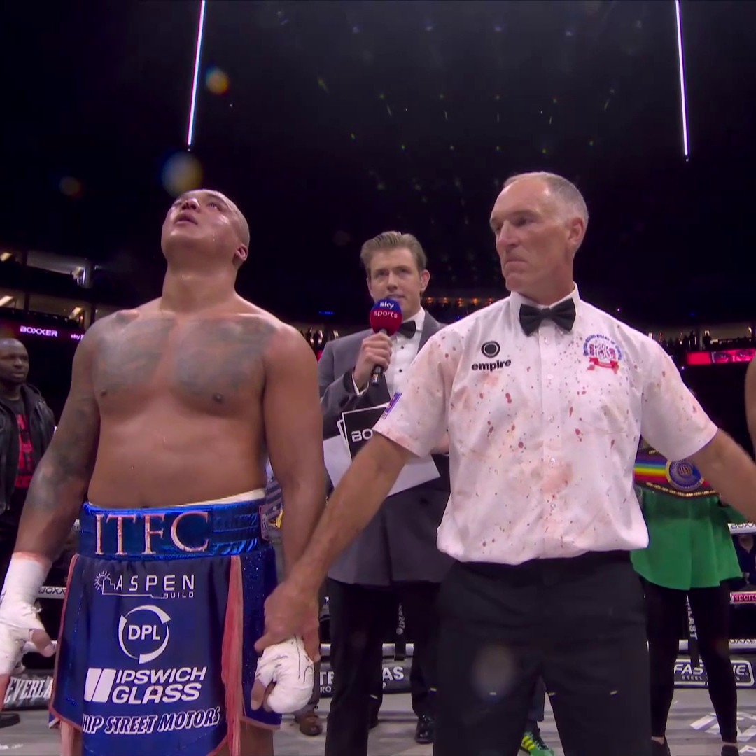 ๐๐'๐ ๐ ๐๐๐๐! Fabio Wardley & Frazer Clarke end a 12 round WAR with both hands being raised by the referee ๐ฏ #WardleyClarke