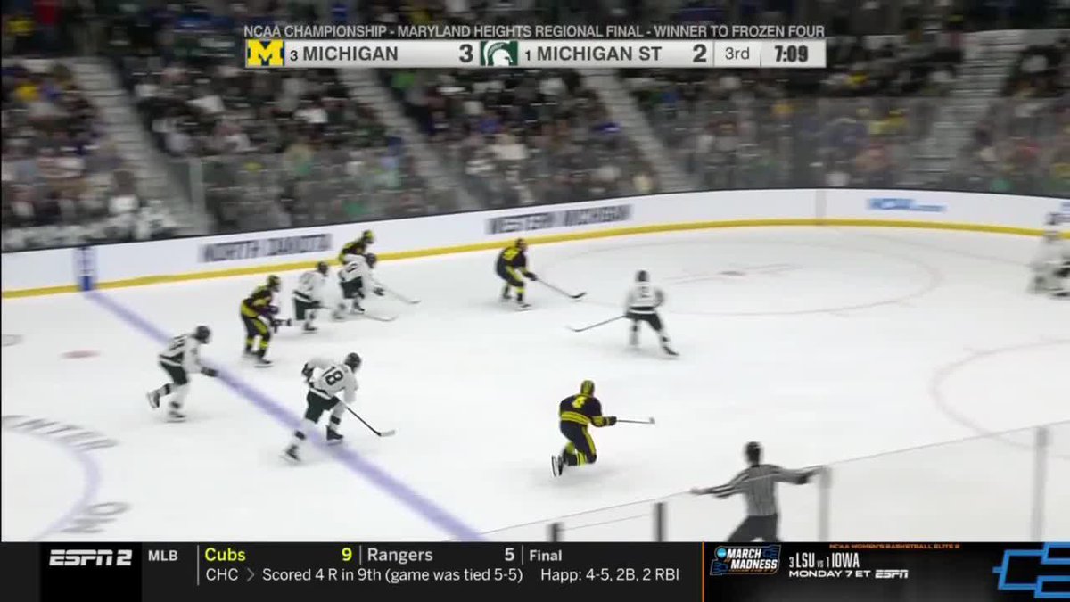 ARE YOU KIDDING ME WITH THIS PASS WHATTTTT #NCAAHockey #SCTop10 x 🎥 ESPN2 / Michigan Hockey
