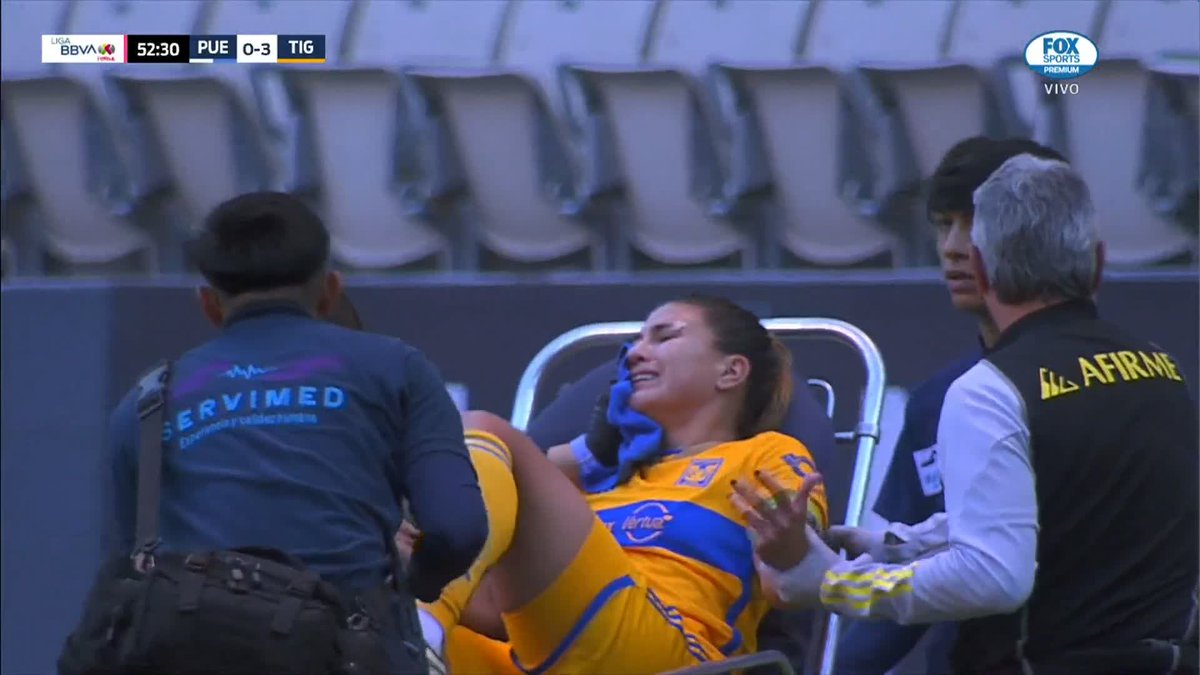 Tenía años sin ver que retiraran a un jugador o jugadora en camilla de la cancha… ¿Por qué permiten esto en la Liga Femenil? No sé qué me da más tristeza si como sale Nayeli Rangel o todo el protocolo. La men ta ble.