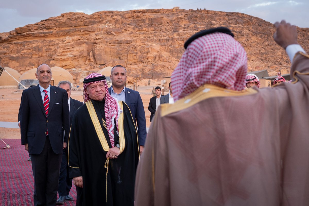 جلالة الملك عبدالله الثاني يلتقي أهالي #البادية_الجنوبية يوم أمس في وادي رم بمناسبة اليوبيل الفضي #الأردن His Majesty King Abdullah II meets with local community leaders and figures from the #SouthernBadia in Wadi Rum yesterday on the occasion of the Silver Jubliee