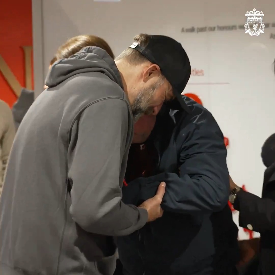 Jürgen welcomes Seán Cox and his family to Anfield after yesterday's game ❤️