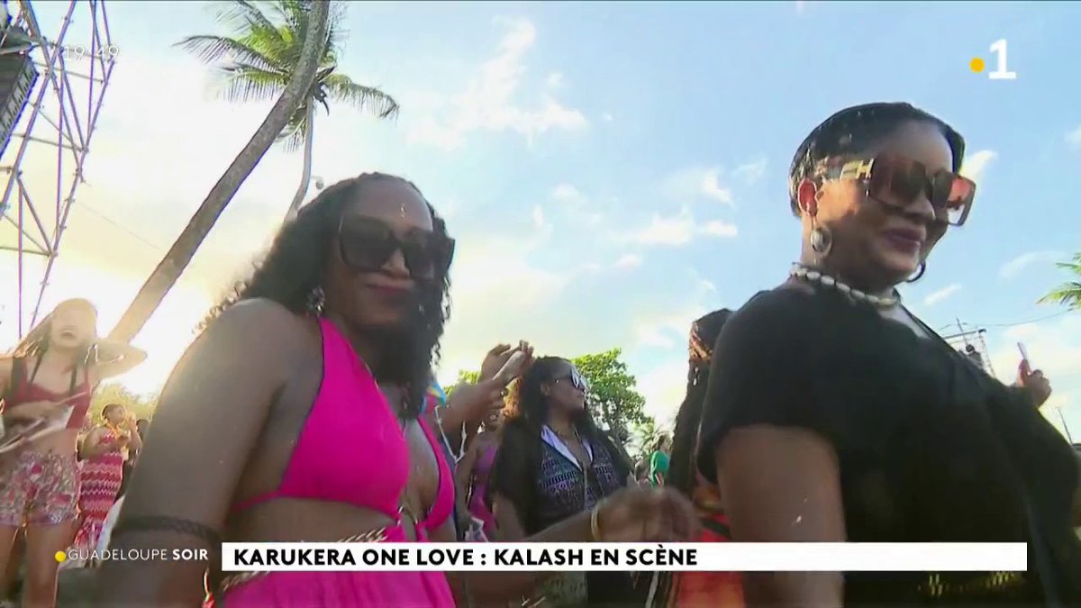 🎶 Une scène immergée, des festivaliers dans l'eau, de la musique caribéenne... Ce week-end, le festival Karukera One Love a rassemblé des milliers de personnes en Guadeloupe. Parmi les stars à l'affiche : l'Américain Rick Ross, le Jamaïcain Mr. Vegas et le rappeur Kalash 👇