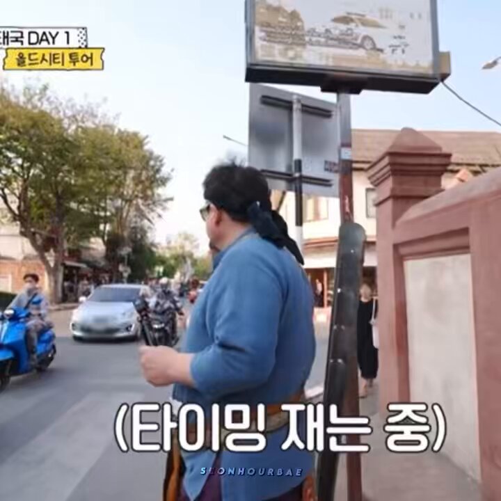 Pls ini lucu bgt, kim seonho culture shock krn ngikutin hyungnya nyebrang di jalan thailand pake kekuatan tangan. Kata moon seyoon, kami udah latihan di indonesia