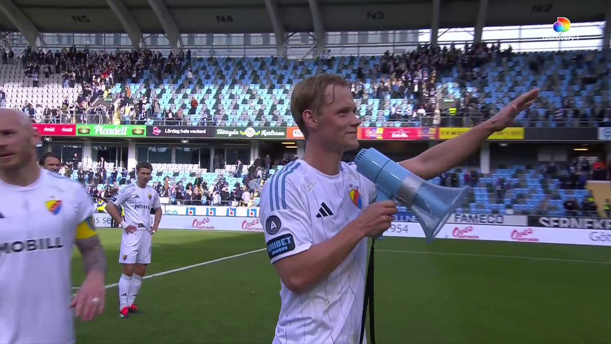 Djurgården firar premiärsegern med de tillresta supportrarna 🔵 Se alla höjdpunkter från Allsvenskan på discovery+