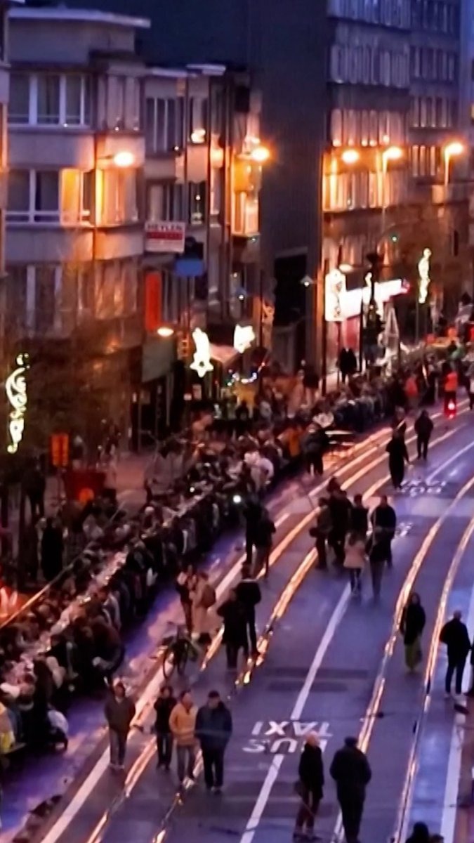 Muslims and Christians shared a two-kilometer-long table in the streets of Antwerp, Belgium, as Ramadan and Easter coincided: "We are a very nice example of how it can go in a different way."