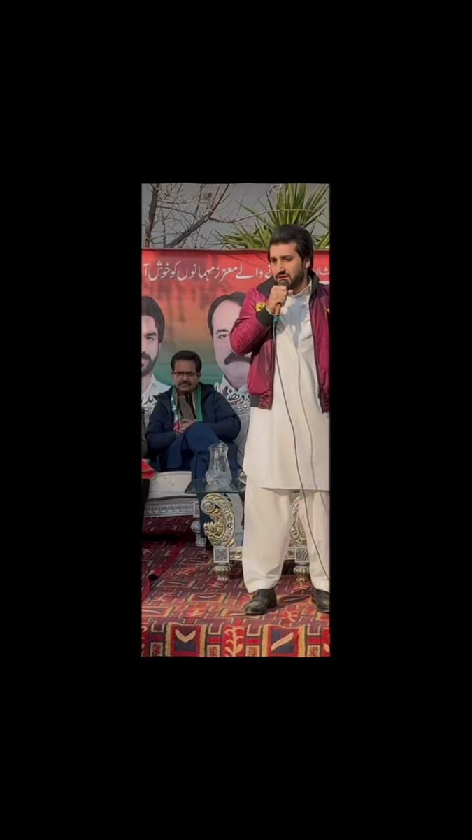 عمران خان سیکٹر E-7 اسلام آباد میں میرے پڑوسی تھے جب میں 2008 میں پی ٹی آئی کا کارکن بنا۔ میری عمر پندرہ سال تھی۔ میں وہاں پر اپنی گھر کے قریب کالج کے بعد کرکٹ کھیلتا تھا جب عمران خان نے ہمیں بُلا کر بتایا کہ مجھے آپ جیسے نوجوان لوگوں کی ضرورت ہے کیونکہ یہ سارا نظام کرپٹ ہے اور ہمارے حکمران امریکہ سے پیسے لے کر غلامی کرتے ہیں جس کے بعد مجھے انہی کے وارڈ کا جنرل سکریٹری اور پھر صدر منتخب کیا گیا۔ ہم لوگ تقریباً ہر جمعہ کو عدلیہ کی آزادی (چیف جسٹس افتخار چوھدری بحالی تحریک)، ڈرون حملوں اور مہنگائی کے خلاف پریس کلب اور آبپارہ چوک میں احتجاج کیا کرتے تھے۔ رشتہ دار، دوست یہاں تک کہ سکول کے ٹیچر بھی مزاک بناتے تھے کہ عمران خان کبھی بھی وزیراعظم نہیں بن سکتا لیکن عمران خان کے حکم پر اپنی محنت اور کوشش جاری رکھی۔ اس وقت جب پولیس پکڑتی تھی تو تھانے لے جا کر دو تین چھِتر مار کر چھوڑ دیتی تھی۔ پارٹی میں کبھی بھی عہدہ یا ذاتی مفاد لینے کی سیاست نہیں کی بلکہ ہمیشہ ایک ورکر ہونے کی حیثیت سے گراؤنڈ پر کام کیا۔ کبھی بھی میڈیا پراجیکشن نہیں کی اور نا ہی تصاویر اور وڈیوز کا شوق رکھا۔ میں اپنی حکومت میں بھی ہمیشہ فوج کے سیاسی مداخلت پر تنقید کرتا تھا اور آج بھی کرتا ہوں اور آیئندہ آنے والے وقت میں بھی کرتا رہوں گا کیونکہ میں یہ یقین رکھتا ہوں کہ جب تک خفیہ اداروں کی سیاسی مداخلت اور انجنیئرنگ ختم نہیں ہوگی پاکستان ترقی نہیں کر سکتا۔ میں نے اپنی زندگی میں قسم کھائی ہے کہ اگر نظریہ عمران خان کے لئے مجھے اپنے خون کا آخری قطرہ بھی بہانہ پڑے گا تو میں ایک بار بھی نہیں سوچوں گا۔ میں اپنی یہ تصویر شیئر نہیں کرنا چاہتا تھا لیکن وقت نے مجبور کیا کہ بتایا جائے کہ ٹوئٹر پر بیٹھ کر تنقید کرنا تو بہت آسان ہوتا ہے لیکن اپنے لیڈر کے نظرئے کو تشدد کے بعد بھی قائم و دائم رکھنا ضروری ہوتا ہے۔ سوشل میڈیا ہمیشہ سے پی ٹی آئی کا اثاثہ رہا ہے لیکن ہم بات یہ کر رہے ہیں کہ جب تک سینئر قیادت عوام کو احتجاج اور جلسے جلوسوں کے لیے باہر نہیں نکالی گی یہ لوگ عمران خان کو رہا نہیں کریں گے۔ کیا کوئی سینئر لیڈر بتا سکتا ہے کہ آٹھ ماہ بعد بھی آج عمران خان کی رہائی کے لئے تحریک کا آغاز کیوں نا کیا جاسکا ؟ ایسی کیا رکاوٹ ہے آج بھی سینئر قیادت احتجاج اور جلسے کرنے سے خوف زدہ ہے جبکہ عمران خان ہر میٹنگ میں سینئر قیادت کو کہہ چکے ہیں کہ پورے پاکستان میں احتجاج کئے جایئں۔ سوشل میڈیا کو چاہئے کہ اپنی سینئر قیادت سے سب سوال پوچھے اور ان پر دباؤ ڈالیں کہ عمران خان کی رہائی کے لئے تحریک چلایئں۔ میری کسی بھی ٹویٹ یا لفظ سے کسی کی دل آزاری ہوئی ہے تو میں اس کے لئے معزرت خواہ ہوں۔