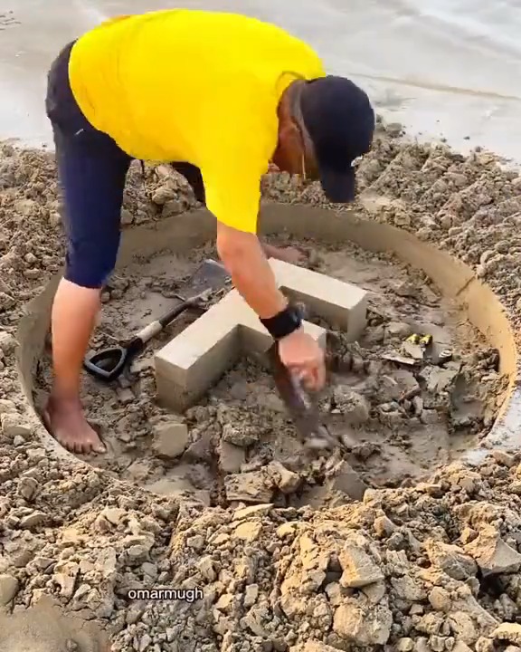 Artist Omar Almughrabi creates with sand and goes much beyond the average sand castle. This is the letter 'F'. [📹 omarmugh]
