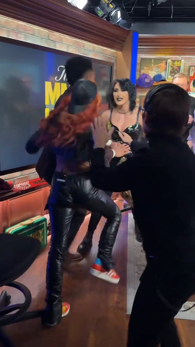 Becky Lynch confronts Rhea Ripley on the set of #TheMMAHour 👀