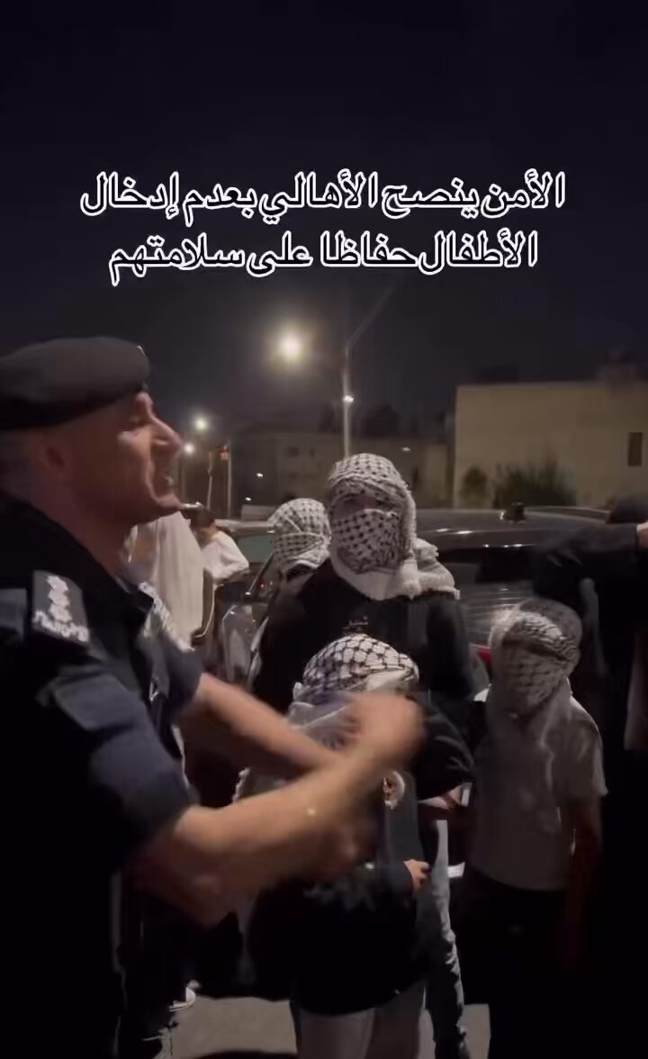⭕️من ضمن خطة قطر وايران التأمرية الخبيثة عبر عصابات تنظيم الاخوان الإرهابين وضع الاطفال في الواجهة واستخدامهم دروعا بشرية مع النساء لمواجهة قوات الدرك الملكي الأردني واستفزازهم يالا رخصكم وقذارتكم