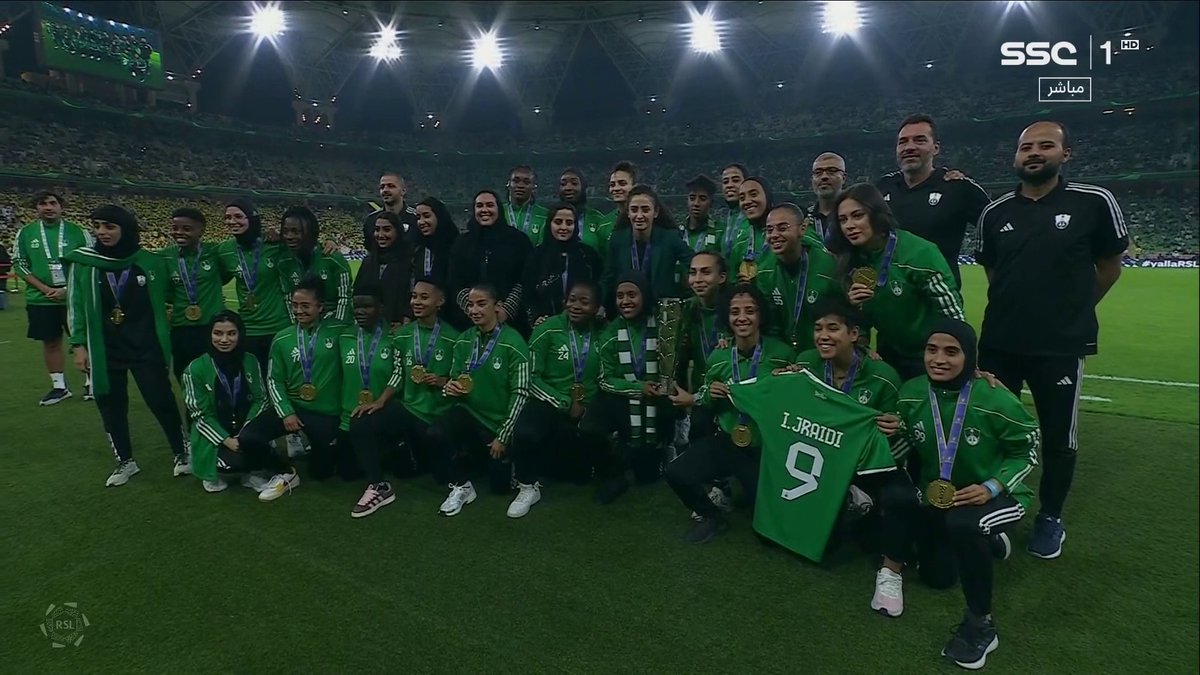 تكريم سيدات نادي #الأهلي بعد فوزهم بكأس الاتحاد السعودي قبل بداية ديربي جدة💚👏🏻