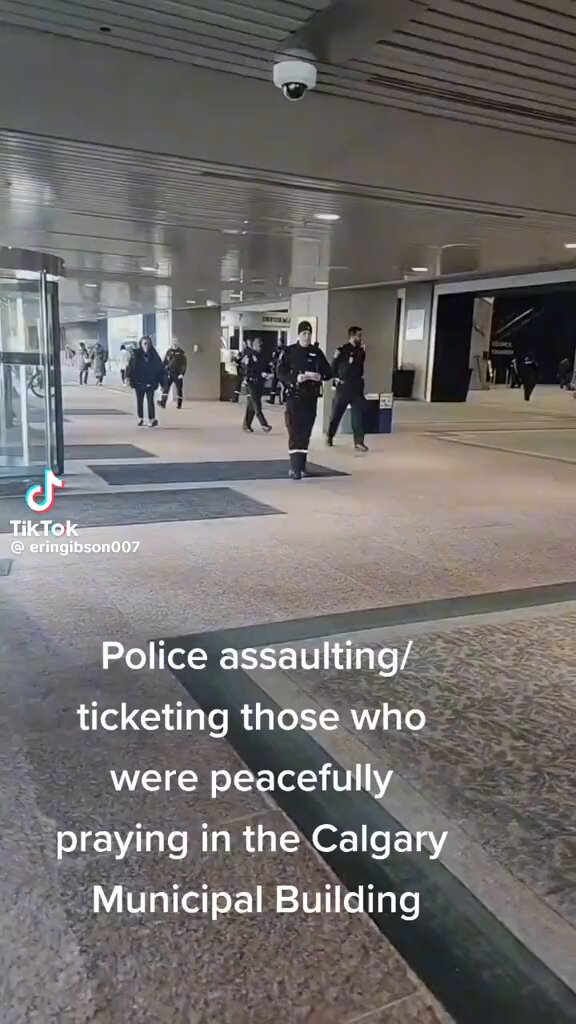 So is this standard practice now for police to just walk over & assault citizens who are peaceful & pose no threat to anyone⁉️ Calgary Police They choose to not verbally communicate but rather physically assault citizens instead 🤔 It’s no wonder Canadians now have a deep mistrust & hatred for law enforcement in 🇨🇦… 🫤