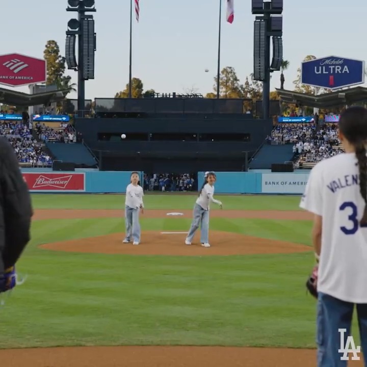 Las nietas de Fernando Valenzuela fueron las encargadas de lanzar la primera bola en la Noche de la Jersey de Fernando Valenzuela. 💙