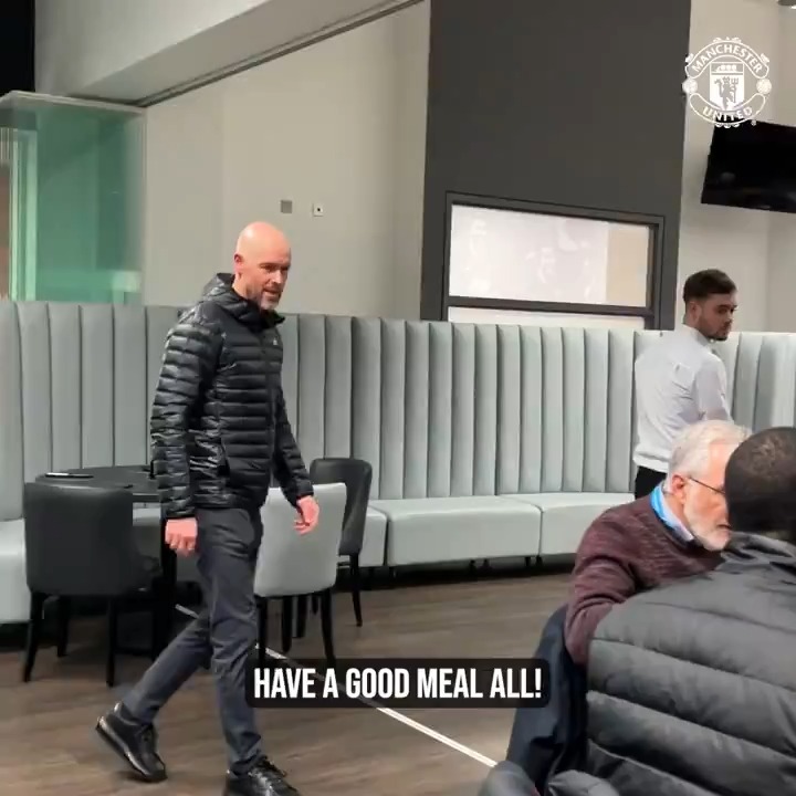 Erik stopped by during Iftar 🙏 The boss joined staff members, supporters and players at Carrington ❤️ #MUFC