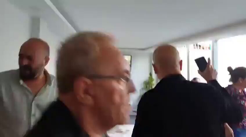 Adana'da eylem hazırlığı için DEM Parti binasında toplanan gruba Polislerimiz müdahale etti. 🇹🇷 Tebrikler Türk Polisi!