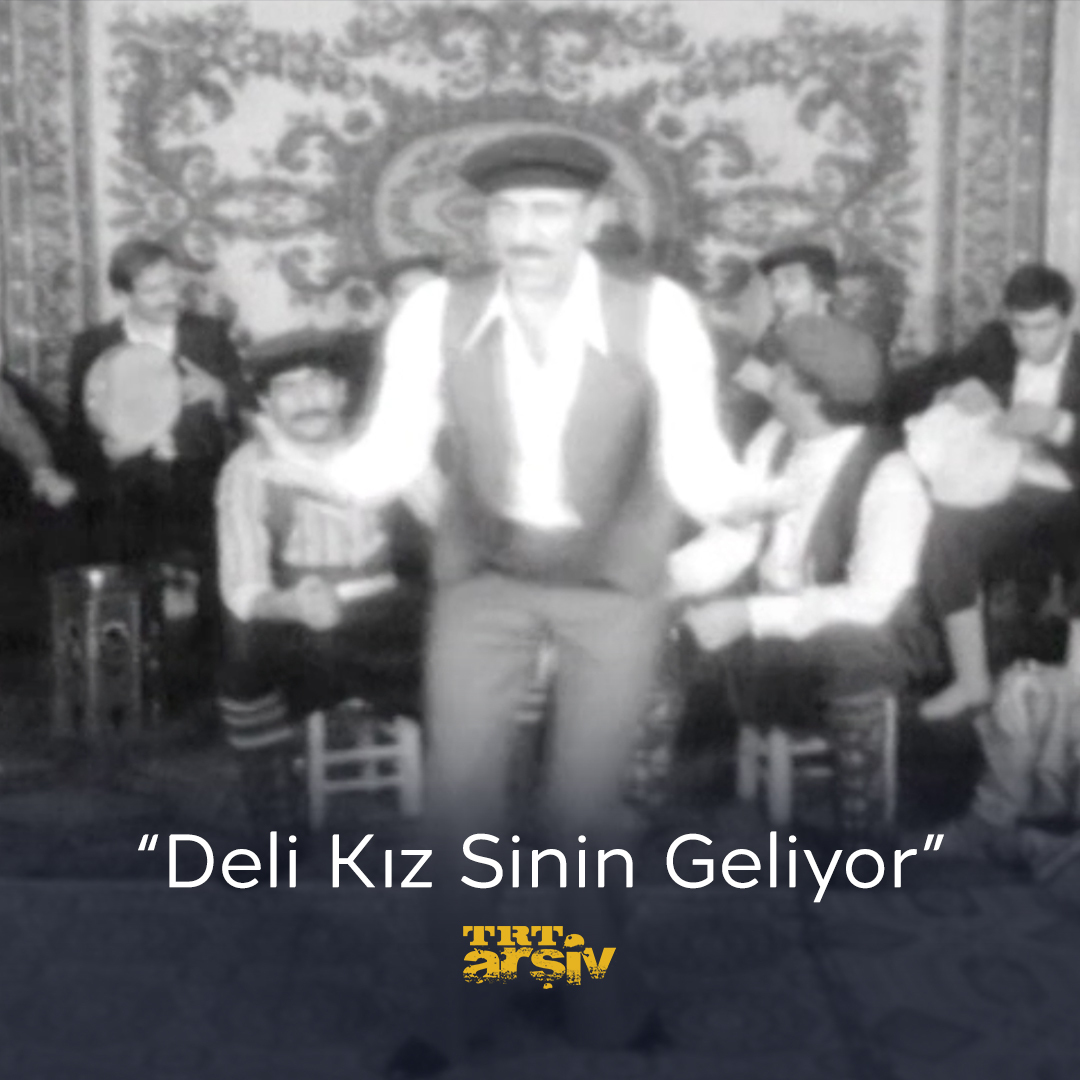1982 yılında bir köy odasına gidiyor ve “Deli Kız Sinin Geliyor” oyununa şahit oluyoruz. #TRTArşiv