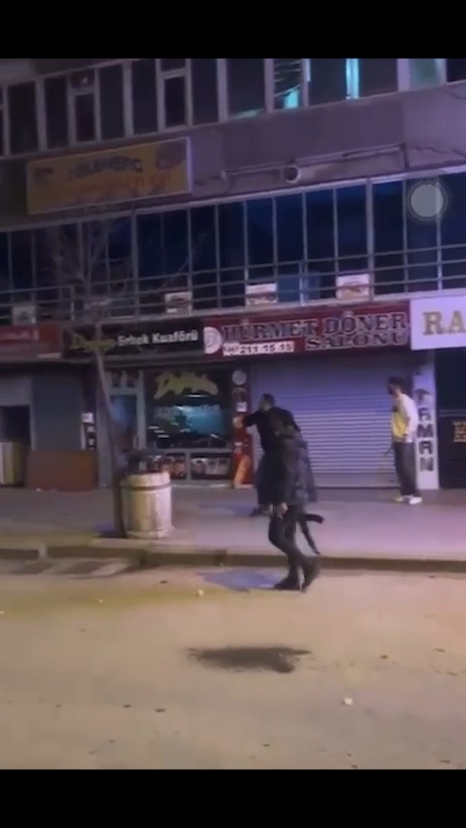 AKP Hakkari İl Başkanı Zeydin Kaya'nın korumaları ve akrabaları halka doğrudan ateş açıyor. Alçak namussuzlar!