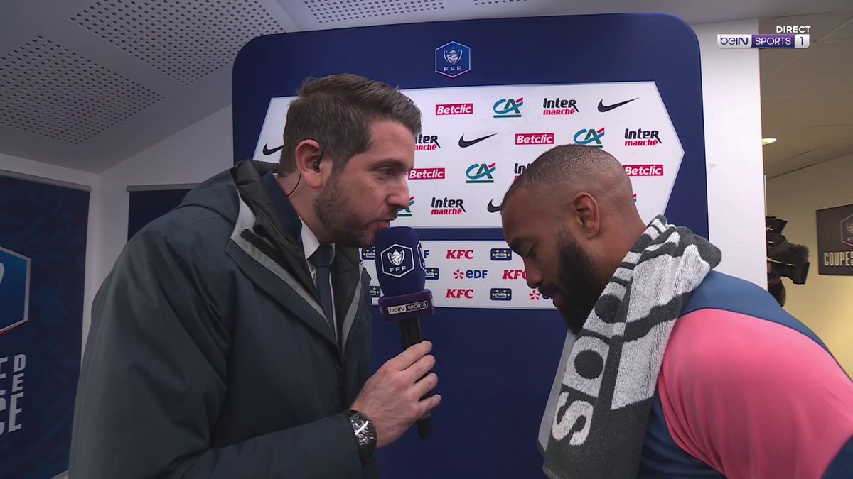 Alexandre Lacazette รฉmu aux larmes en interview ๐ฅบ Et Rayan Cherki qui le chope pour lโemmener sur le terrain ๐
(beIN SPORTS)